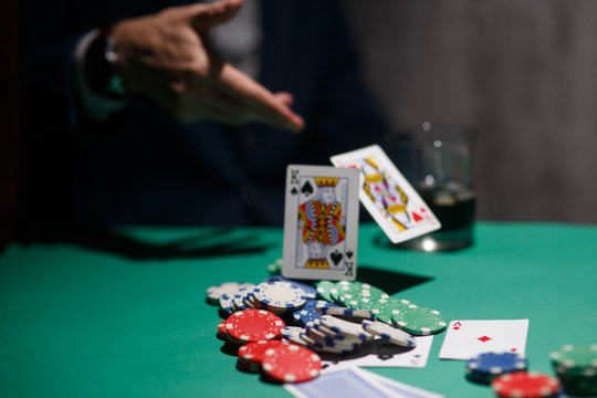 Tầm quan trọng của Dealer trong Poker