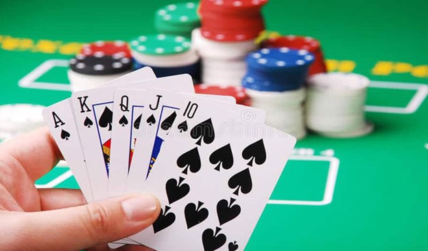 Tận dụng cách chơi Poker thông qua mạng xã hội