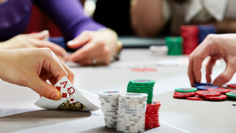 Hiểu rõ luật chơi là yếu tố quan trọng để nắm được cách đánh poker để kiếm lời lớn